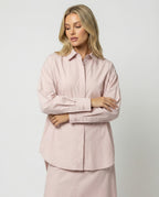 Schickes schwarzes Kleid mit Trompetenärmeln und Polo-Kragen für Damen