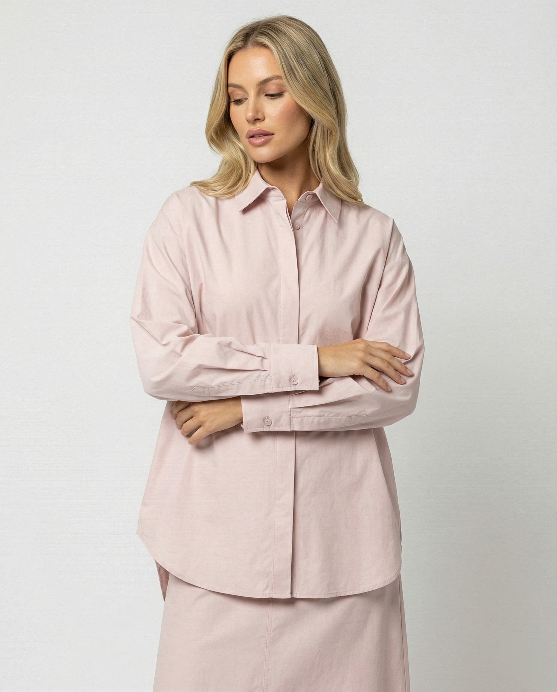Schickes schwarzes Kleid mit Trompetenärmeln und Polo-Kragen für Damen