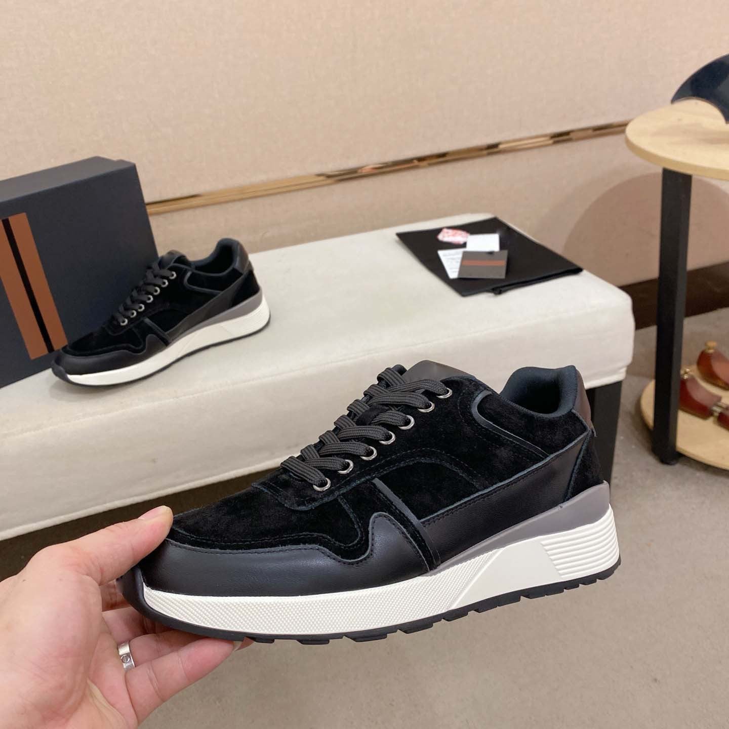Damen Komfortable Sneaker mit modischem Wildleder-Obermaterial R&B