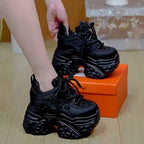 Damen Modische Plateau-Sneaker mit glamourösen Akzenten