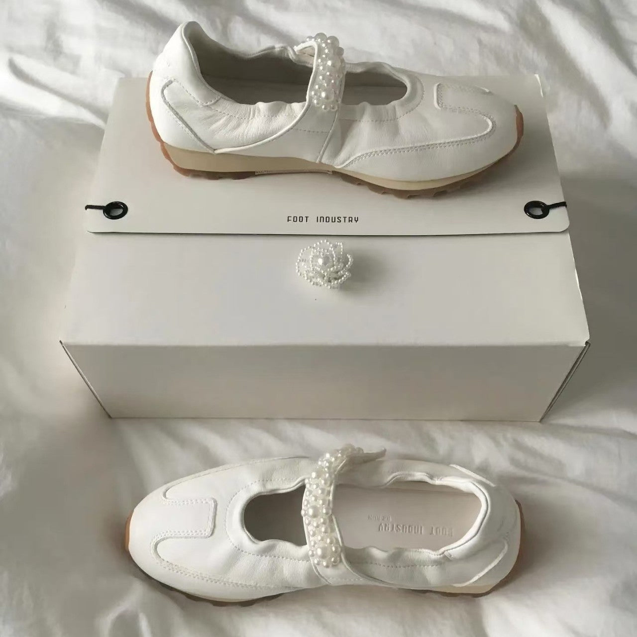 Damen Sneakers mit elegantem Perlenakzent und modischem Design