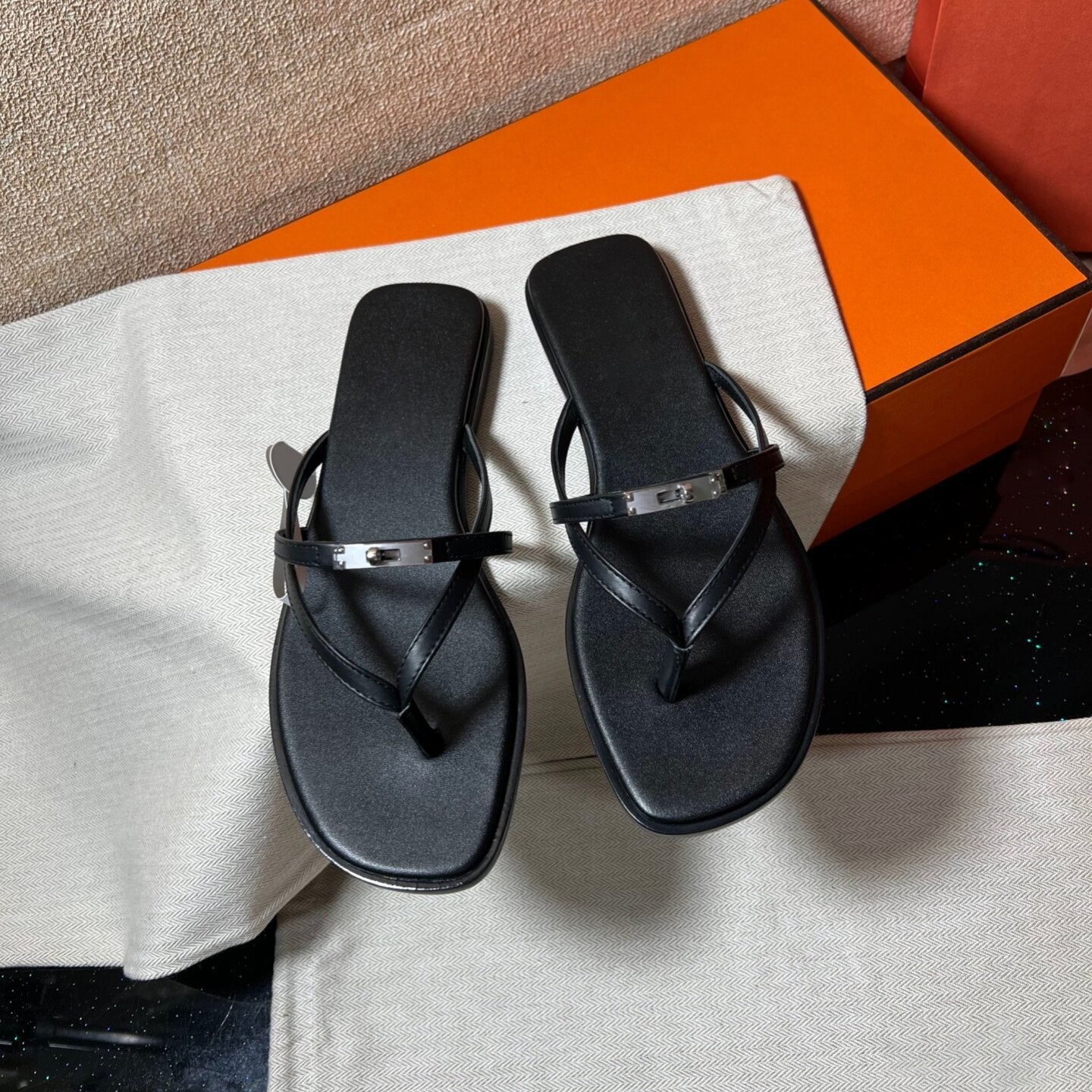 Damen Elegante Zehentrenner-Sandalen mit modischem Riemen und glänzendem Akzent R&B
