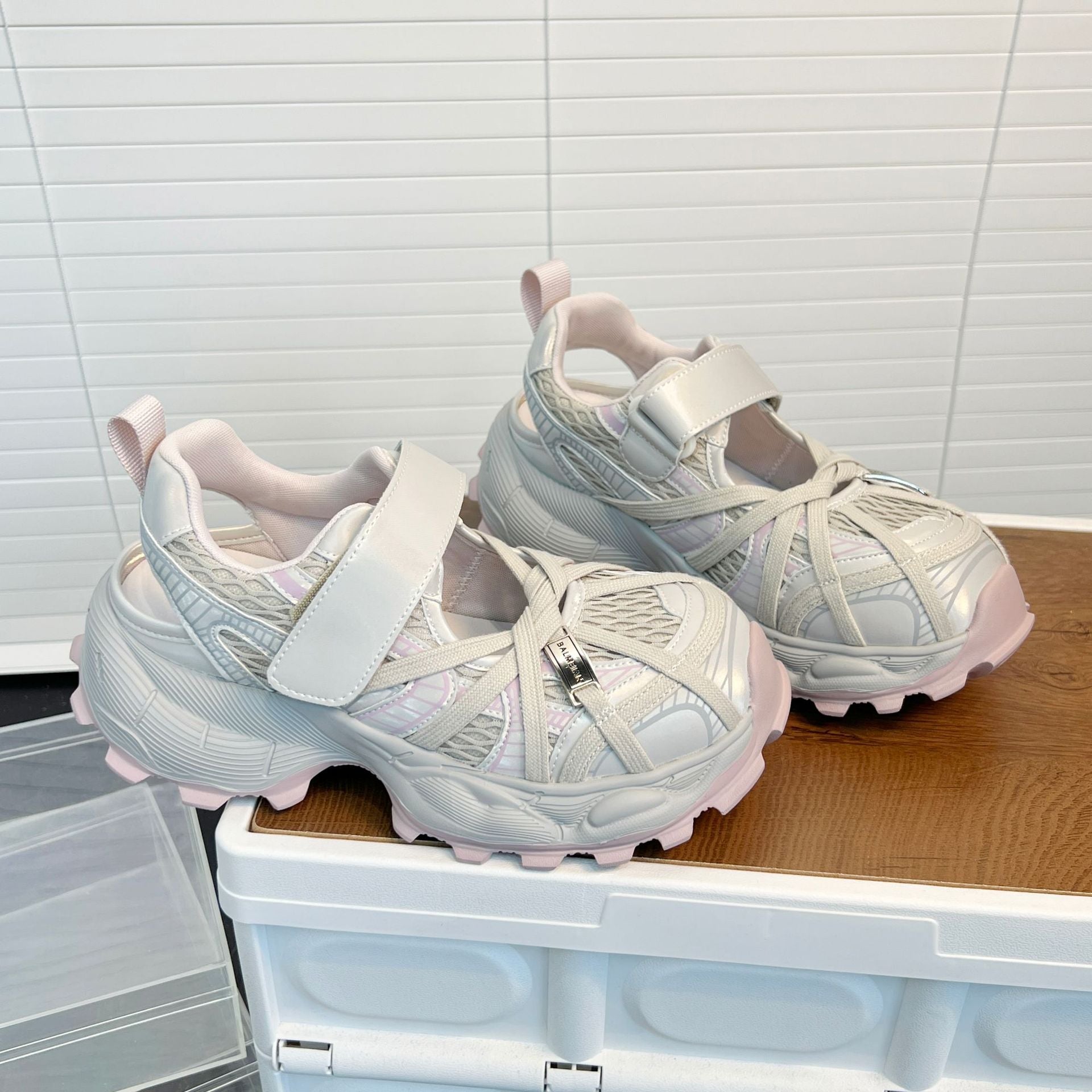 Damen Sportliche Lauf-Sneaker mit innovativem Klettverschluss und luftiger Mesh-Oberfläche R&B