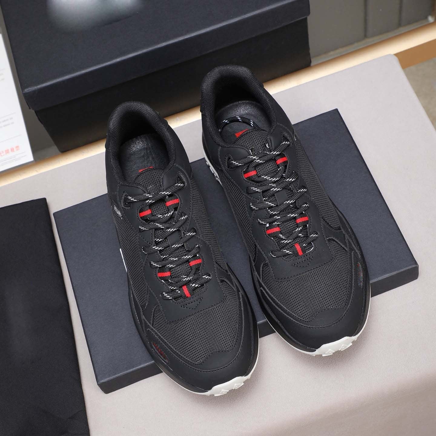 Damen Sportive Lauf-Sneaker mit rutschfester Sohle und atmungsaktiver Oberflächenstruktur R&B