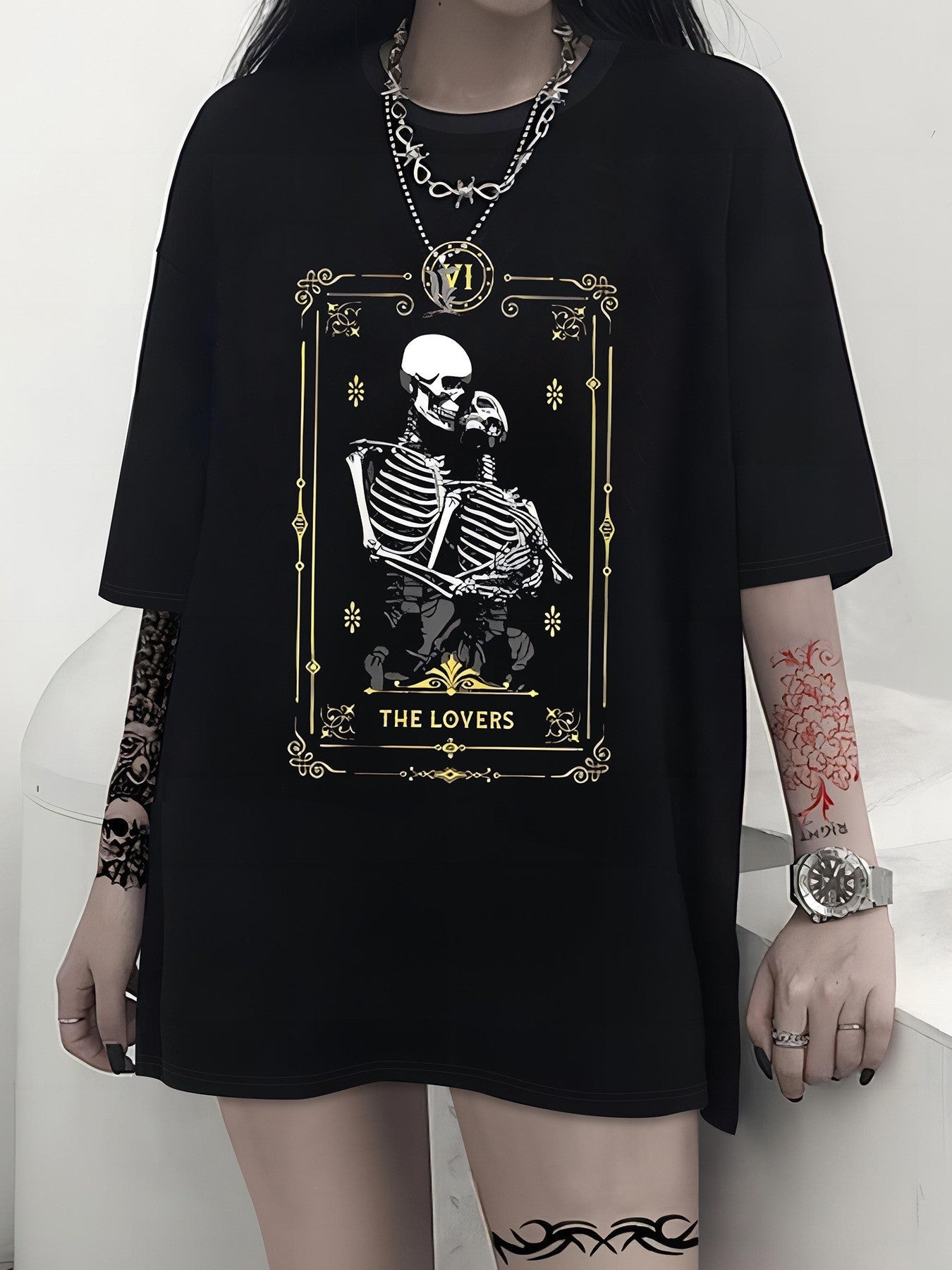 Damen T-Shirt mit künstlerischem Skelettmotiv und einzigartigem Druck R&B