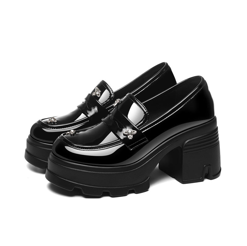 Damen Glamouröse Plattform-Mokassins mit glanzvollem Obermaterial und Schmuckdetails R&B