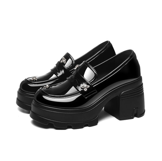 Damen Glamouröse Plattform-Mokassins mit glanzvollem Obermaterial und Schmuckdetails R&B