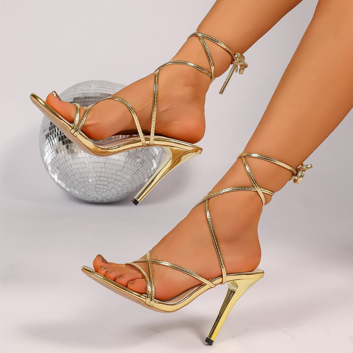 Damen Hochhackige Riemchen-Sandalen mit elegantem Metallic-Design und flexiblem Knöchelriemen R&B