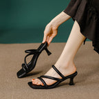 Damen Elegante Sandaletten mit geschwungenen Riemen und komfortablem Blockabsatz