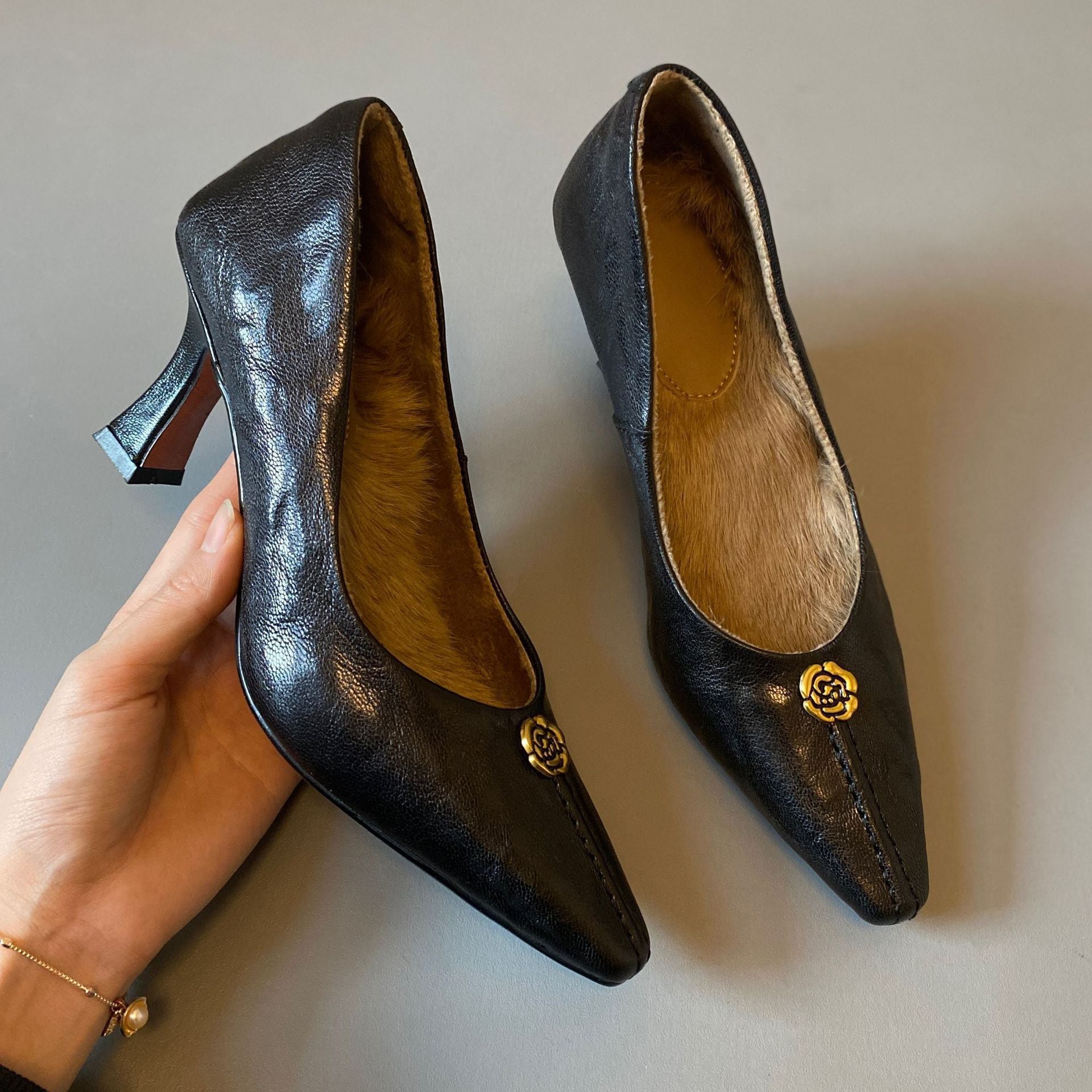 Damen elegante Pumps mit einzigartiger Goldapplikation und komfortablem Blockabsatz