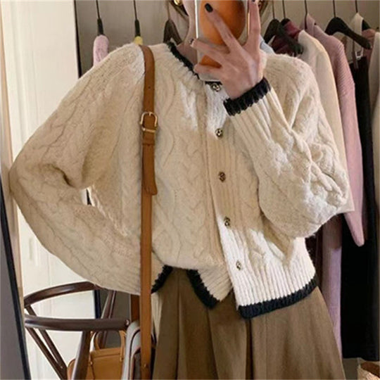 Damen gemütliche Strickjacke mit elegantem Zopfmuster und kontrastierenden Abschlüssen R&B