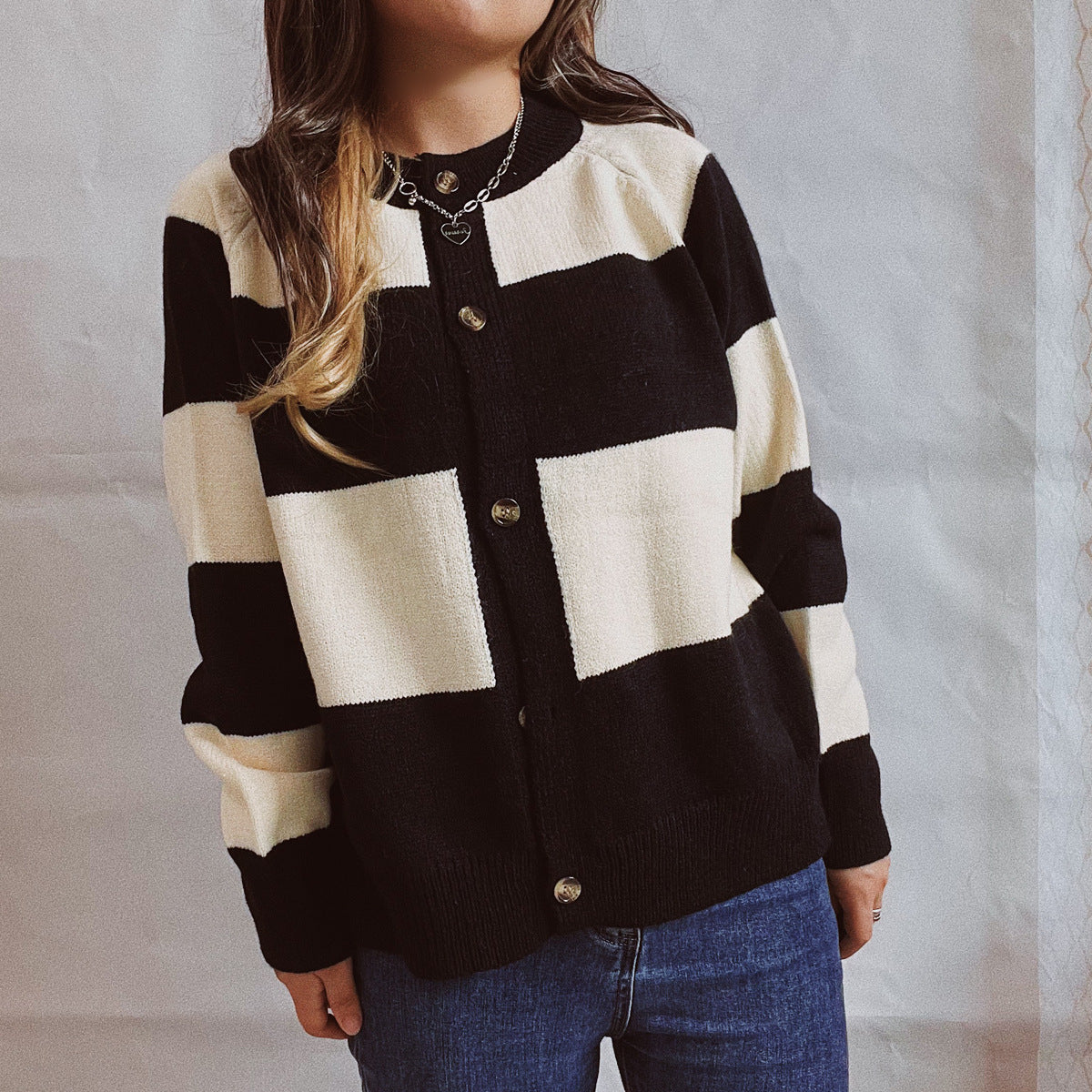 Damen lässige Strickjacke mit modischem Blockstreifenmuster und hochwertigen Knöpfen R&B