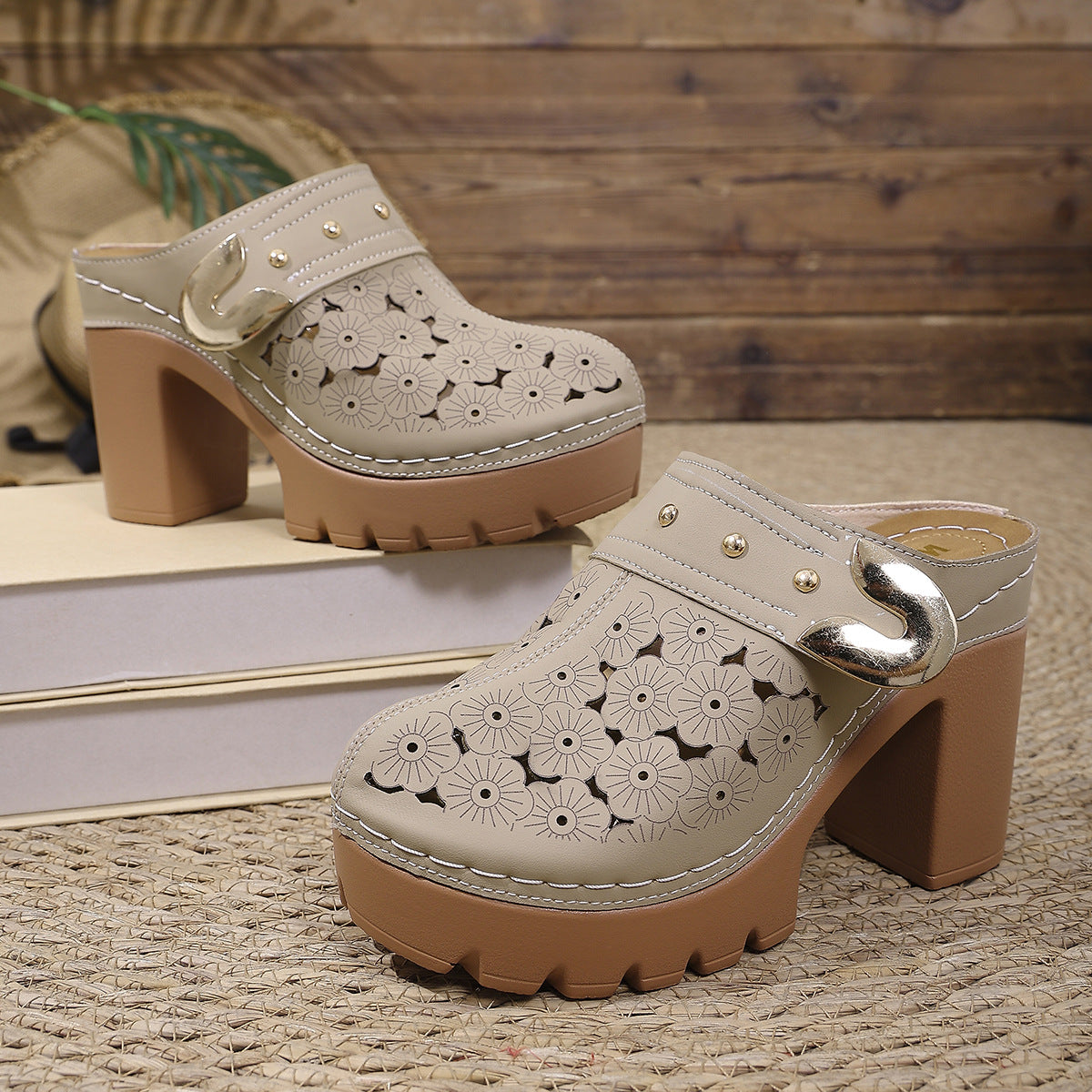 Damen Komfortable Clogs mit floraler Lochmusterung