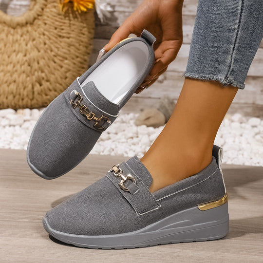 Damen Slip-On Sneakers mit modischem Dekor und dämpfendem Fußbett R&B