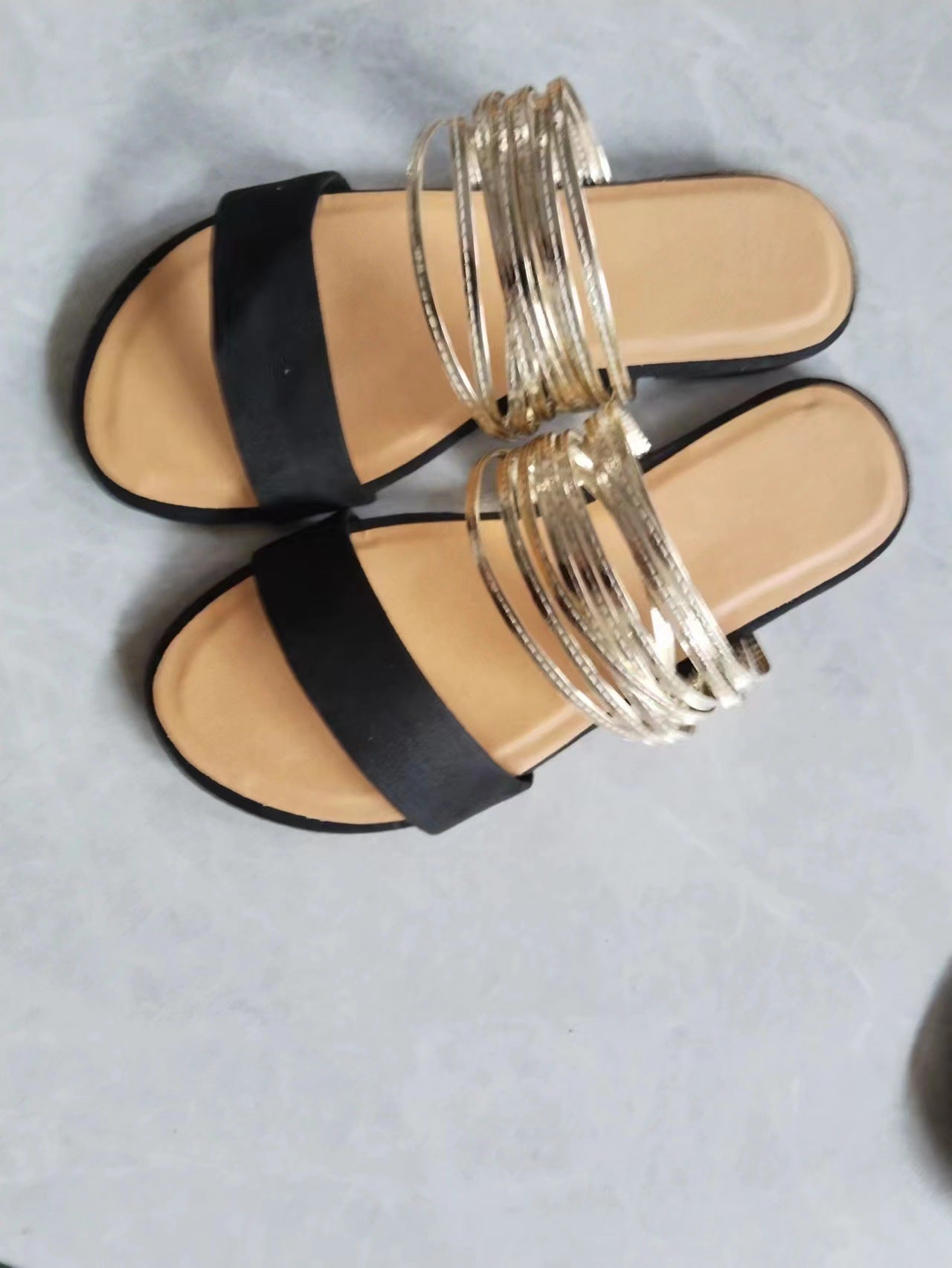 Damen Elegante Riemensandalen mit trendigem Metallakzent und komfortabler Fußbettung R&B