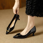 Damen elegante Pumps mit modischer Schnallenapplikation