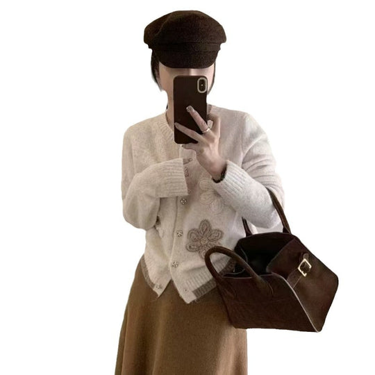 Damen Strickjacke mit floralen Applikationen und Knopfdetails R&B