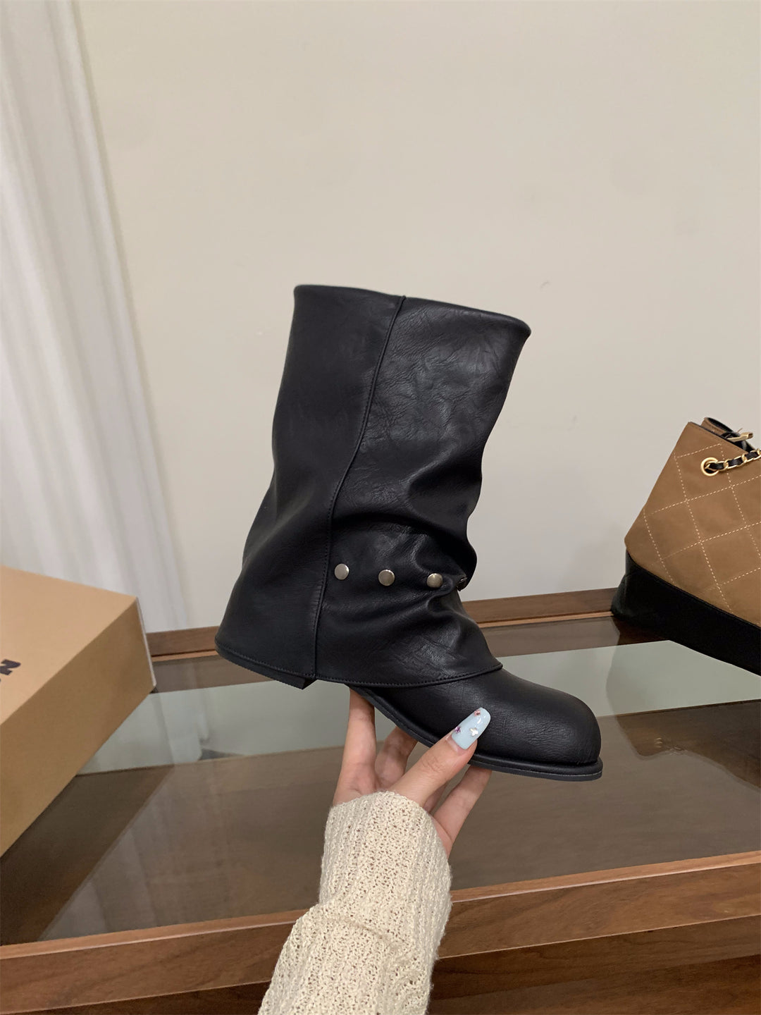 Damen modische Stiefel mit elegantem Faltenwurf und stylishen Druckknopfdetails R&B
