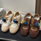 Damen Sportliche Sneaker mit dekorativen Pompons und flexiblem Schnürsystem R&B