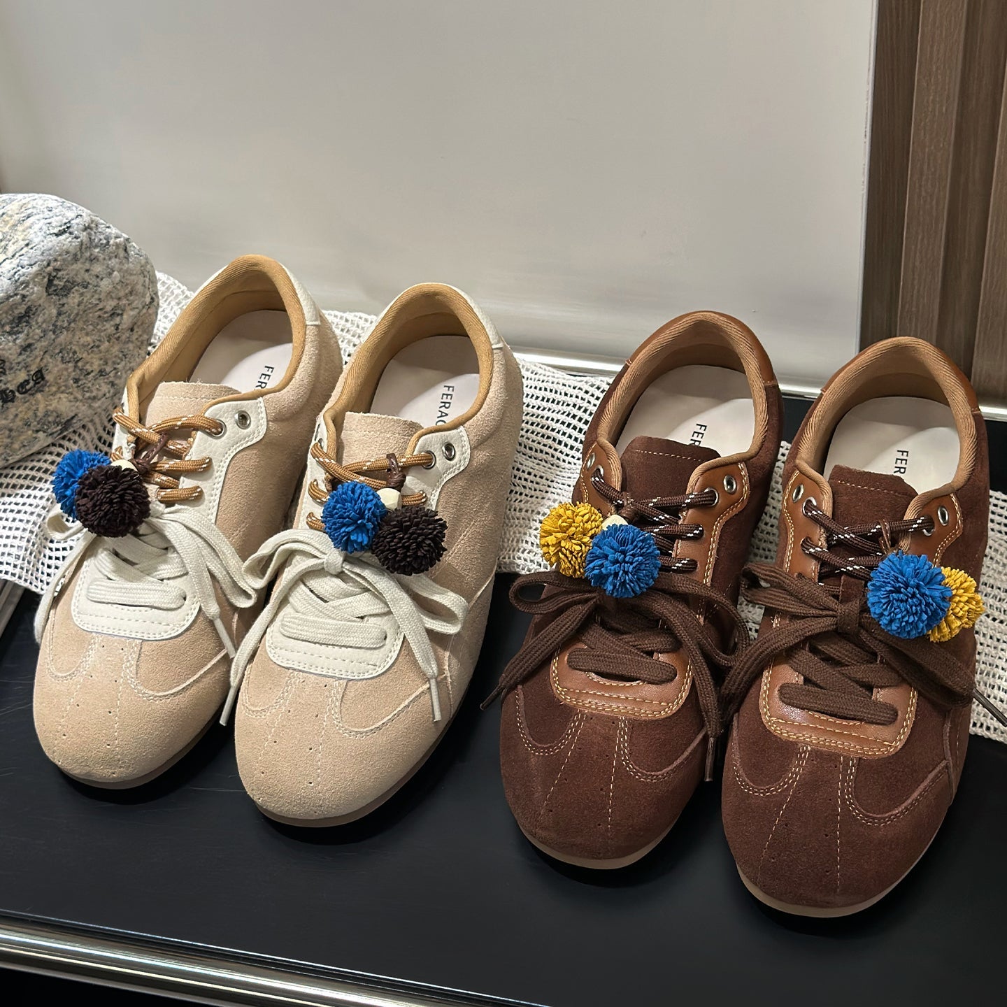 Damen Sportliche Sneaker mit dekorativen Pompons und flexiblem Schnürsystem R&B