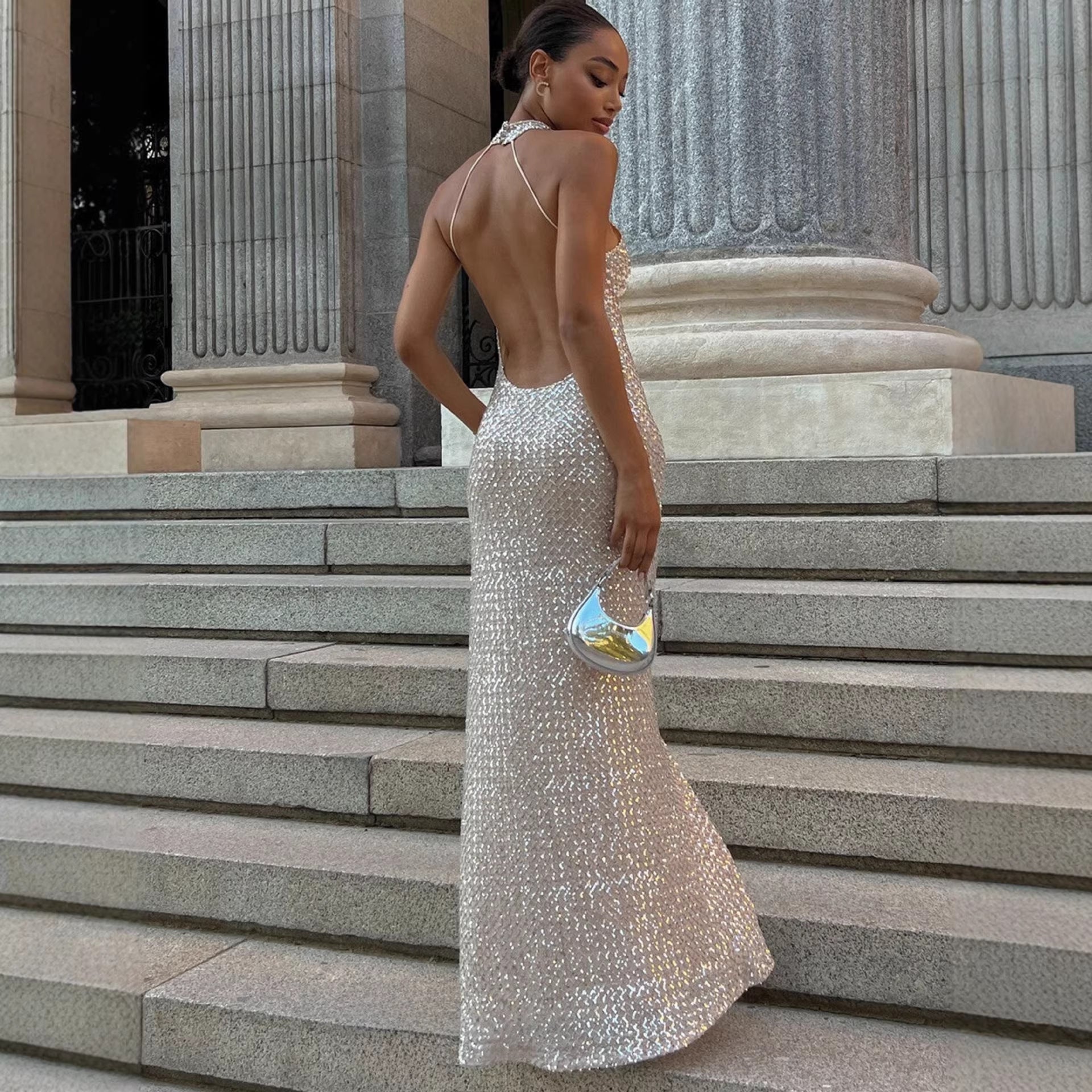 Damen Glitzerndes Abendkleid mit hohem Kragen und figurbetonter Silhouette EB