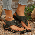 Damen Zehenstegsandalen mit floralen Lochdesign und komfortabler Fußbettgestaltung R&B