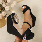 Damen Wedge-Sandalen mit modischem Riemen und geschmackvollem Schmuckdetail R&B