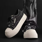 Damen Sneakers mit einem einzigartigen Schnürsystem und dämpfender Gummisohle