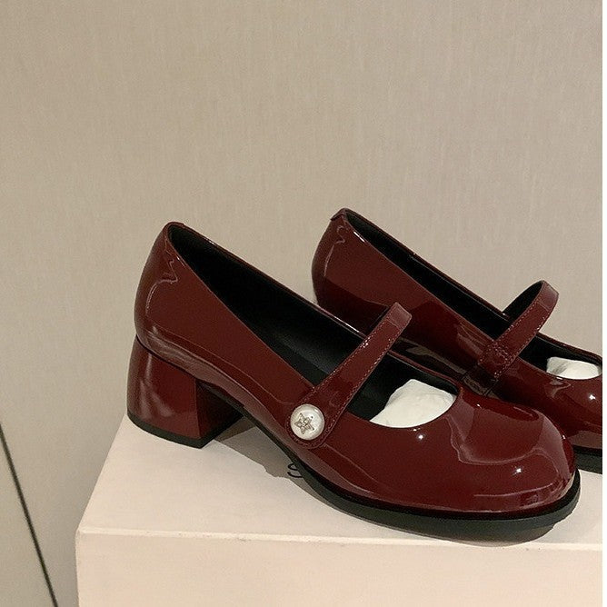 Damen Mary Jane Pumps mit glänzender Oberfläche und dekorativem Riemen