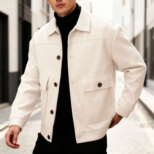 Herren nan kurze Woll-Feldjacke mit Hemdkragen aufgesetzten Pattentaschen und klarer Silhouette R&B