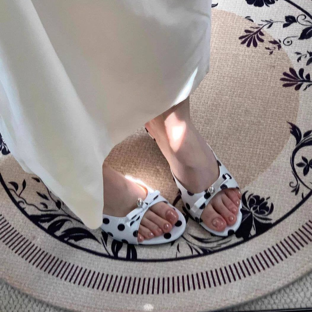 Damen modische Pantolette mit Punkten und dekorativem Riemen R&B