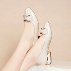 Damen elegante Pumps mit modischem Schmuckakzent und komfortablem Blockabsatz R&B