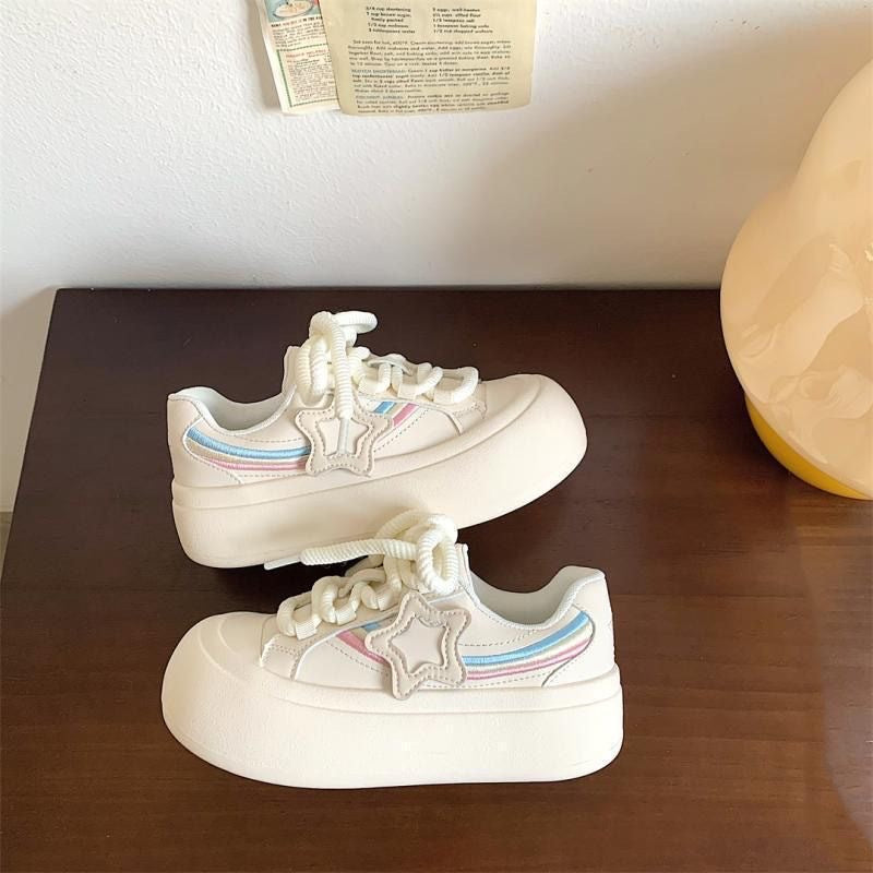 Damen Sneakers mit modernen Stern-Applikationen und komfortabler Plateausohle R&B