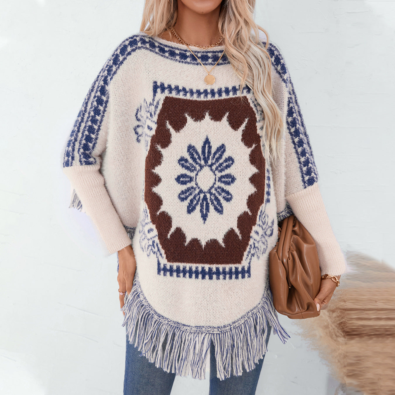 Damen eleganter Strickponcho mit kunstvollem Muster und fransigem Abschluss