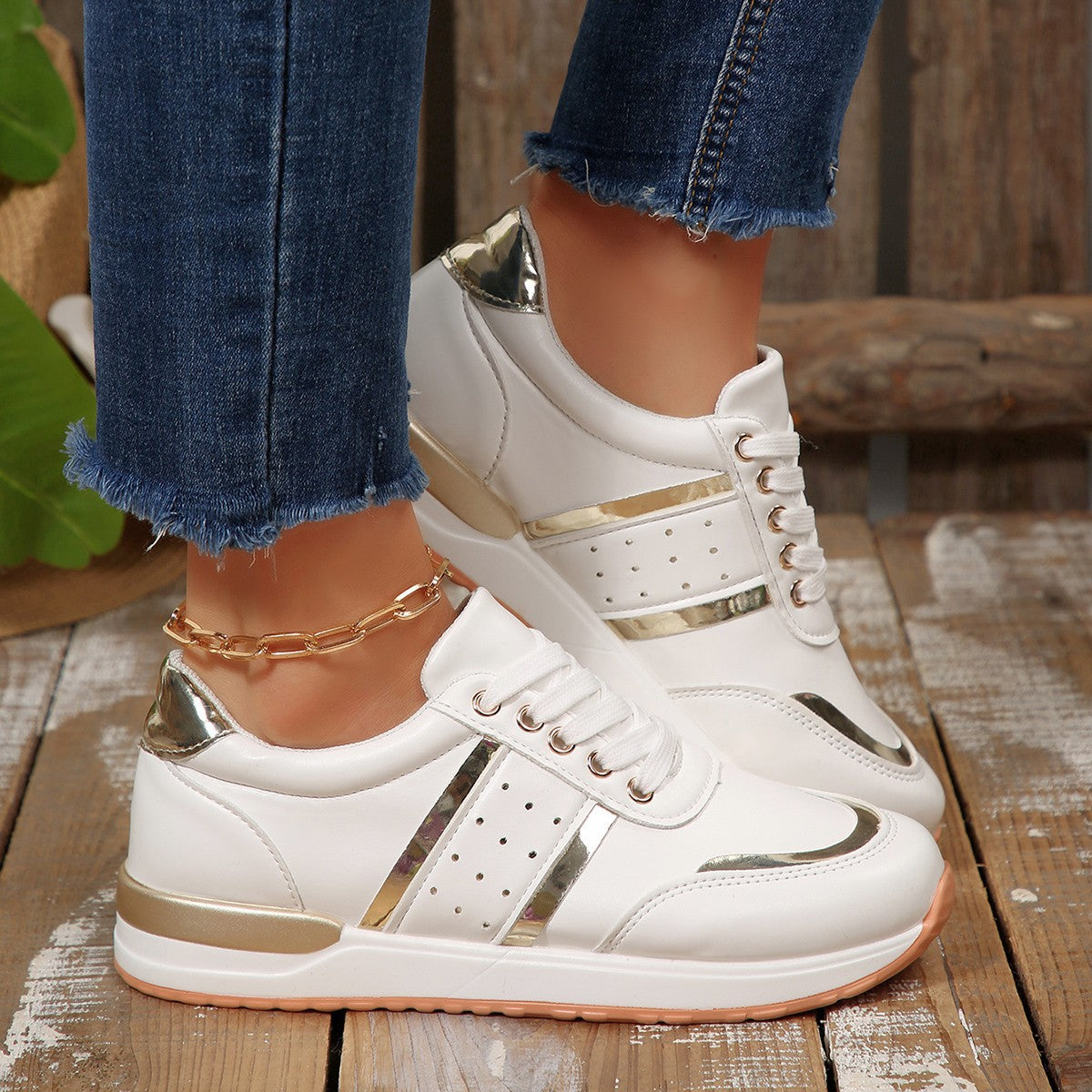 Damen modische Sneaker mit auffälligen metallischen Akzenten R&B