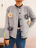 Damen Strickjacke mit floralem Design und dekorativen Herzknöpfen R&B
