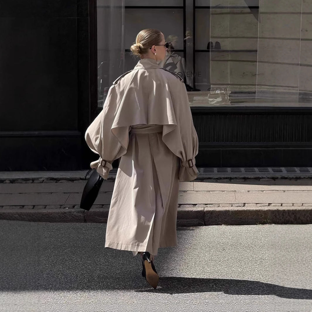Damen Oversized Trenchcoat mit detailreichen Drapierungen und modischem Schnitt R&B
