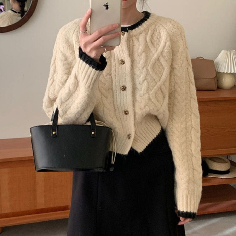 Damen gemütliche Strickjacke mit elegantem Zopfmuster und kontrastierenden Abschlüssen R&B