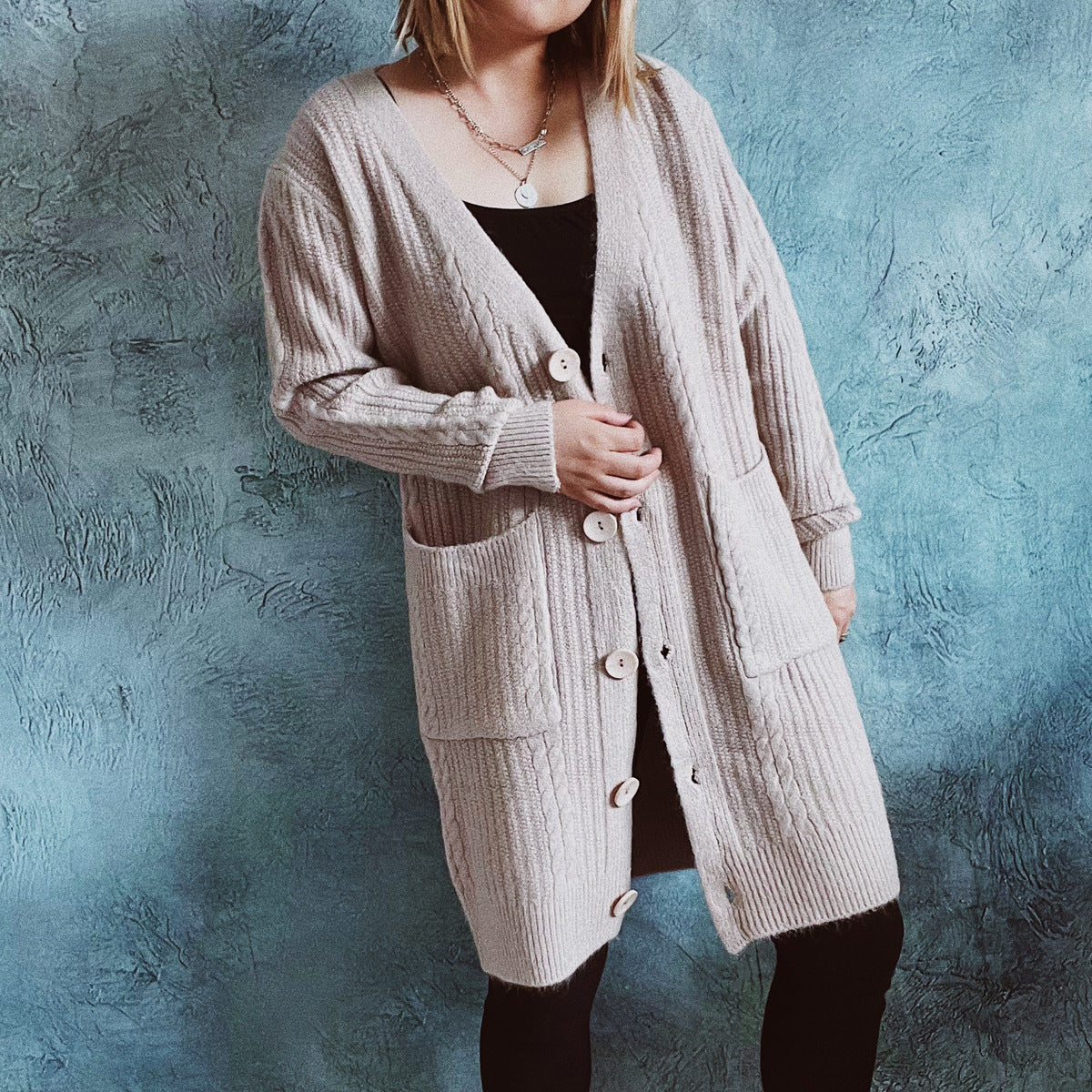 Damen Grobstrickjacke mit modernen Knopfdetails und lässigem Schnitt R&B
