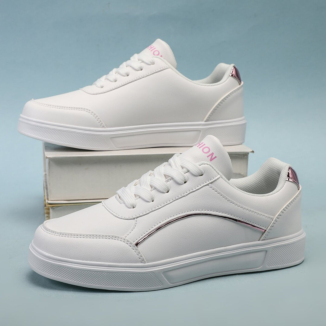 Damen nan niedrig geschnittener Kunstleder Sneaker mit holografischem Fersenbesatz R&B