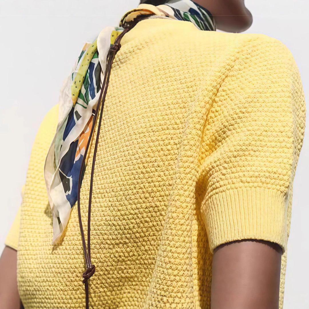 Damen Modische Strickjacke mit kurzen Ärmeln und glänzenden Knopfdetails R&B