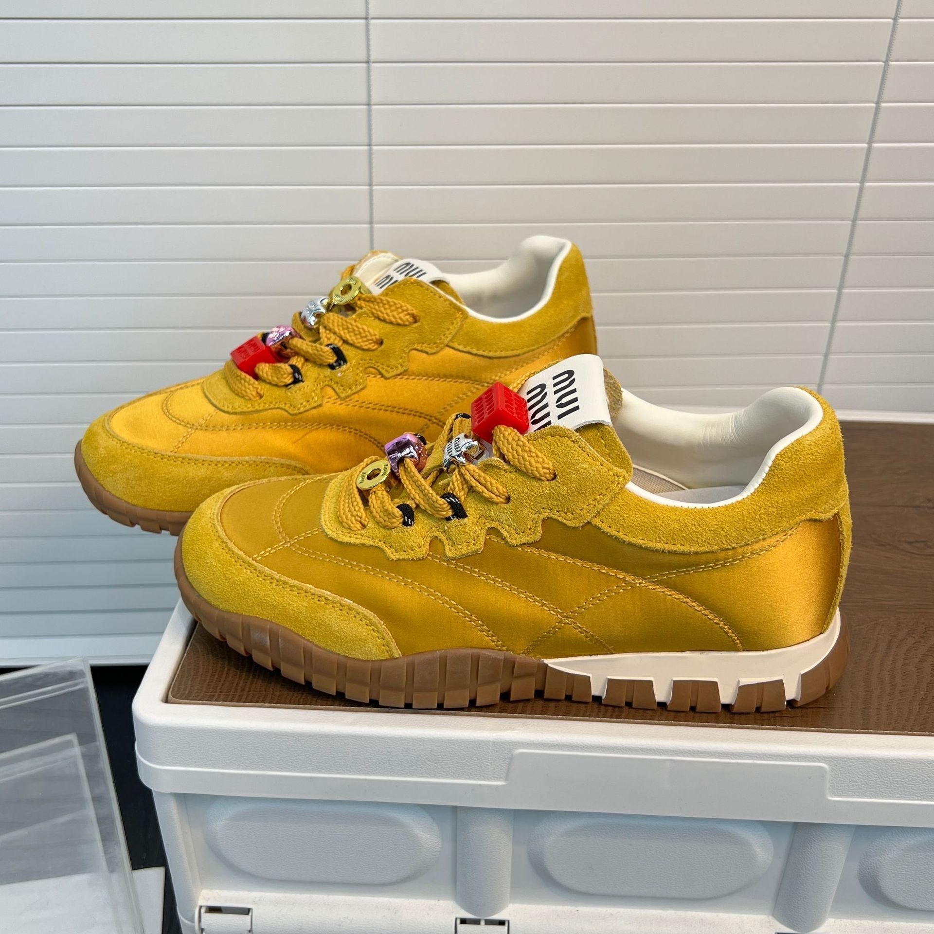 Damen modische Sneakers mit einzigartigem Schnürsystem und bequemem Fußbett R&B