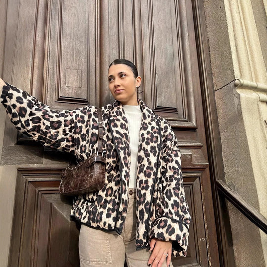 Damen Leoprint Bomberjacke mit stylischem Schnitt und praktischen Taschen R&B