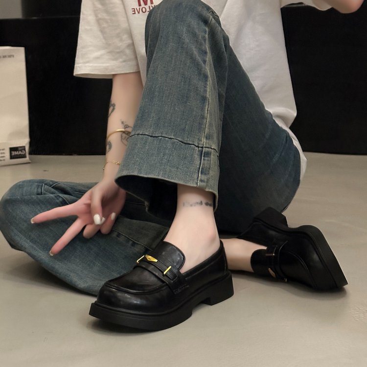 Damen Modische Leder-Slipper mit goldenen Akzenten
