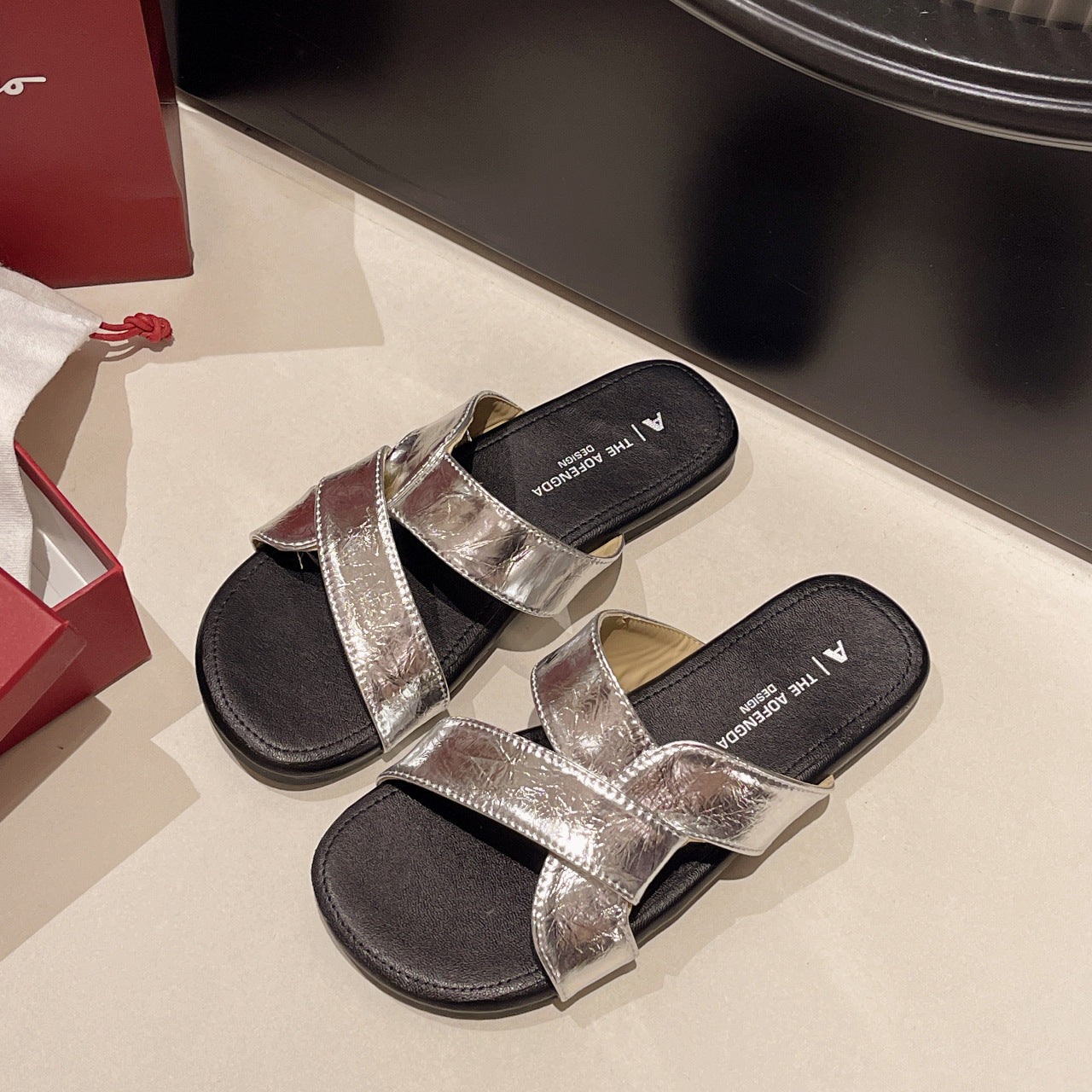 Damen bequeme Riemensandalen mit modischem Design und elegantem Glanz EB
