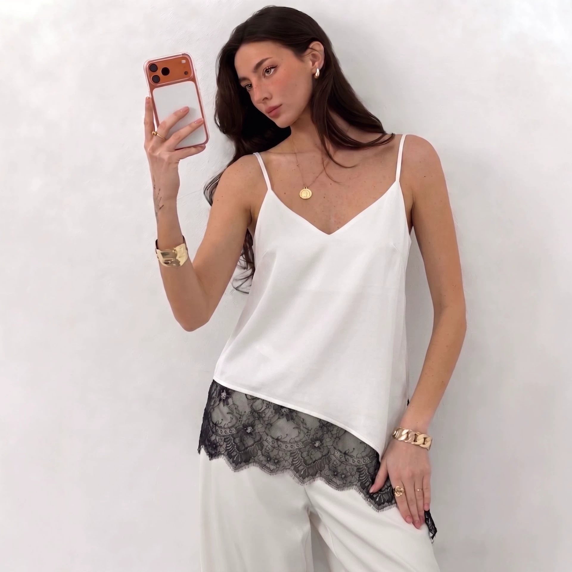 Damen nan seidig-glänzendes Spaghettiträger-Cami mit asymmetrischer Spitzenkante R&B