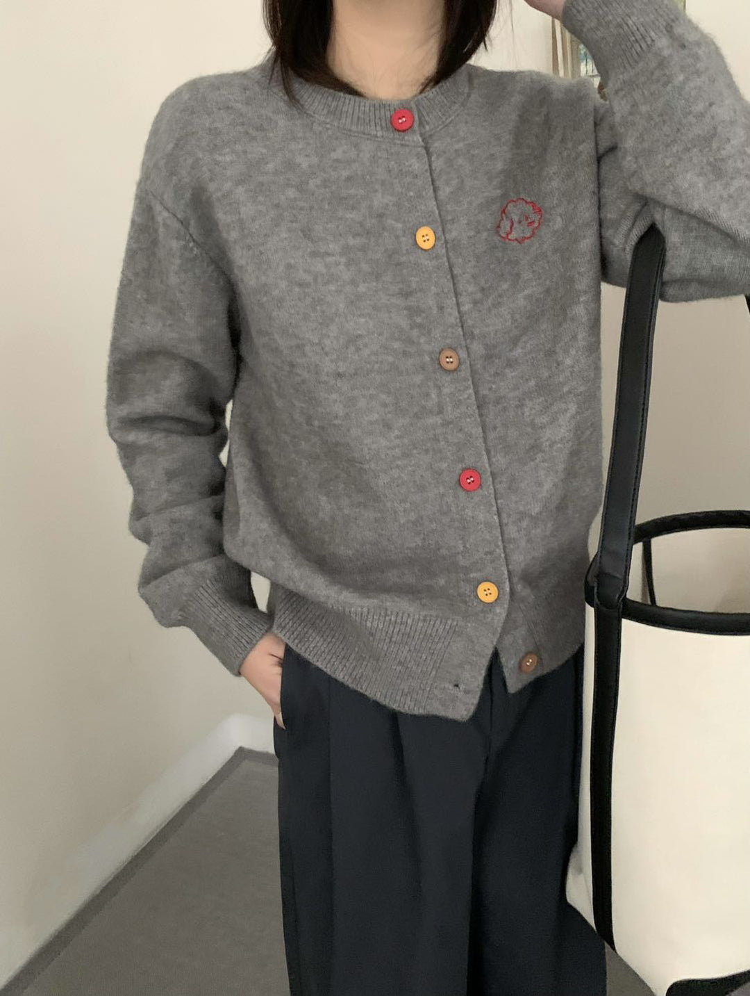 Damen kuschelige Strickjacke mit knöpfbarem Ausschnitt und gesticktem Motiv R&B