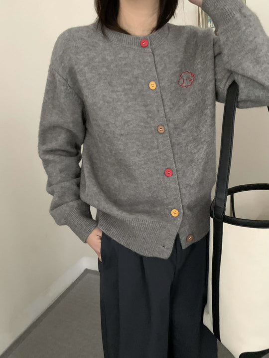 Damen kuschelige Strickjacke mit knöpfbarem Ausschnitt und gesticktem Motiv R&B