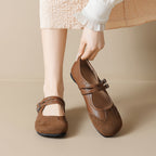 Damen Schuhwerk mit doppeltem Riemen und eleganter Perforation