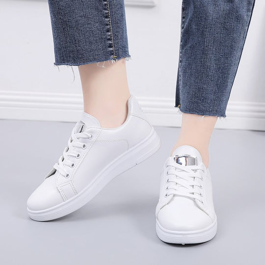 Damen nan urbaner Freizeit-Sneaker mit dezenter Rosenstickerei, erhöhtem Keilsohlenprofil und gepolstertem Komfortfußbett R&B